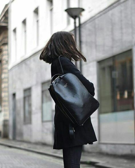 Bagpack Outfit Style, Minimal Backpack, Lizzy Hadfield, Best Travel Backpack, Photography Bags, Backpack Outfit, Winter Capsule, Winter Capsule Wardrobe, Black Leather Backpack