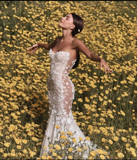 White Lace Mermaid Wedding Dress, Island Wedding Dress, Lee Grebenau, Lee Petra Grebenau, Embellished Wedding Dress, Trends 2025, Sisters Wedding, Chic Brides, Floral Wedding Dress