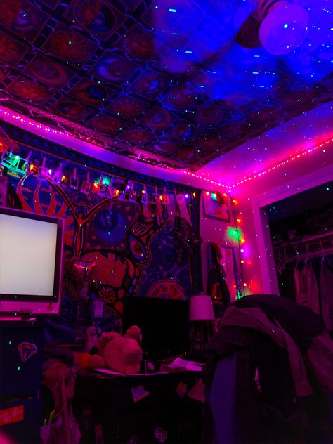 if you use this pic anywhere pls give credit :) (i've seen my room in tiktoks and my comment gets deleted for claiming, so just pls be nice & give credit <3) #bedroom #tapestry #hippie #stoner #tumblr #vsco #clothes Smoker Bedroom Ideas, Trippy Tapestry Bedroom, Room Ideas With Tapestry, Tapestry Bedroom Hippie, Pothead Bedroom Decor, Trippy Bedroom Ideas, Trippy Rooms Aesthetic, Trippy Rooms Bedrooms, Tapestry Bedroom Ideas