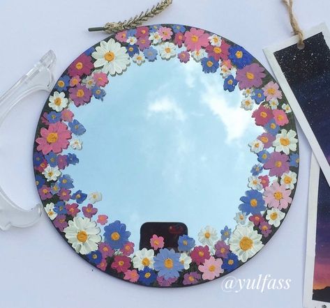 Hand Painted Circle Mirror, Painting Flowers On Mirrors, Cute Painted Mirrors, Painted Flower Mirror, Flower Painting On Mirror, Floral Painted Mirror, Painted Circle Mirror, Rectangle Mirror Painting Ideas, Mirror Painting Square