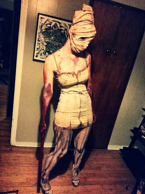 Silent Hill nurse costume. This is so awesome. Silent Hill Nurse Costume, Silent Hill Nurse, Couples Cosplay, Halloween Parejas, Couple Cosplay, Best Couples Costumes, Pyramid Head, Hallowen Costume, Nurse Costume