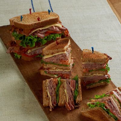 Roast Beef Club Sandwich @keyingredient #cheddar #sandwich #bacon #cheese #bread Club Sandwich Recipe, Deli Roast Beef, Guest Recipes, Gourmet Burgers Recipes, David Venable, Steak And Cheese, Club Sandwich Recipes, Sliced Roast Beef, Soups And Sandwiches