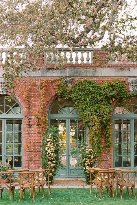 Filoli ,a grand estate wedding venue, conveniently located between San Francisco and Silicon Valley! Situated on 654 acres, the rich red brick house looks like something straight out of Bridgerton or Downton Abbey.| Wedding venue, grand estate wedding venue, California wedding, San Francisco wedding venue, garden wedding, California wedding aesthetic, pool wedding, outdoor wedding reception, wedding reception Brick Wedding Venues, Historic Estate Wedding, Garden Wedding Venue Ideas, Filoli Wedding, Old House Wedding, Pretty Wedding Venues, Victorian Garden Wedding, Bridgerton Wedding Aesthetic, English Garden Wedding Theme