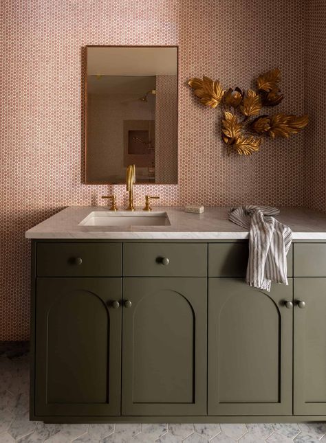 2021 Bathroom Trends, Green Bathroom Vanity, Mid Century Bathroom, Pretty Bathrooms, Penny Tile, Casa Vintage, Bathroom Trends, Pink Bathroom, Green Bathroom