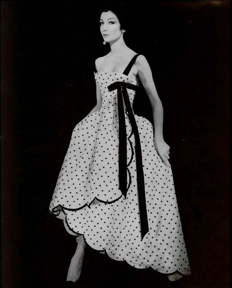 Haute Couture Designers, Fashion 1960s, Guy Laroche, Couture Designers, Vintage Gowns, Vintage Couture, 1960s Fashion, Moda Vintage, Scalloped Edges