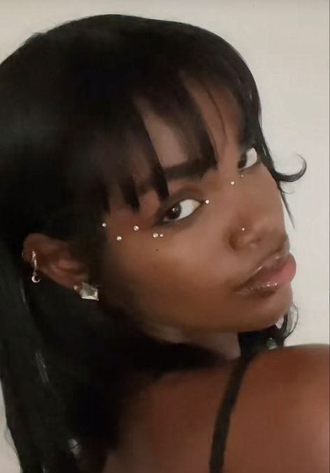 Gem On Face Makeup, Black And Pearl Makeup, Rhinestone Cheek Makeup, Cute Face Gem Ideas, Face Beads Makeup, Star Makeup Black Women, Bedazzle Eye Makeup, Black Gem Eye Makeup, Black Gems Makeup