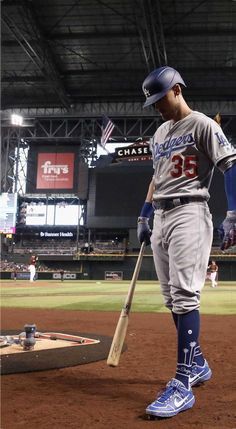 Dodgers Wallpaper, Bellinger Dodgers, Mlb Baseball Players, Baseball Wallpaper, Cody Bellinger, American Athletes, Baseball Guys, Baseball Pictures, Baseball Boys