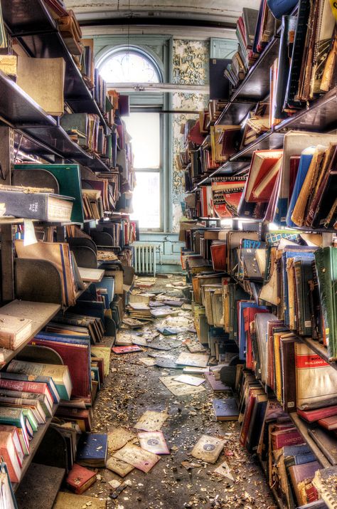 Historic Library, Abandoned Library, Memphis Skyline, Archive Library, Eerie Places, Downtown Memphis, Old Libraries, Romanesque Architecture, Memphis Tennessee