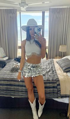 Fashionable Cowgirl Outfits, White Cowboy Boot Festival Outfit, Suenos Festival Outfits 2024, Festival Outfit Cowgirl, Space Cowgirl Festival Outfit, Festival Outfits Cowboy Boots, Coachella Outfit Cowgirl, Sparkly Festival Outfit, Spilt Milk Festival Outfit