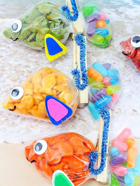 Gone Fishing Go Fish Snack Bags #summer #backtoschool #snack #snackclips #kids Kindergarten Snacks, Butterfly Snacks, Goldfish Snack, Class Snacks, Scuba Vbs, Classroom Snacks, Theme Snack, Fish Snacks, Vbs 2024