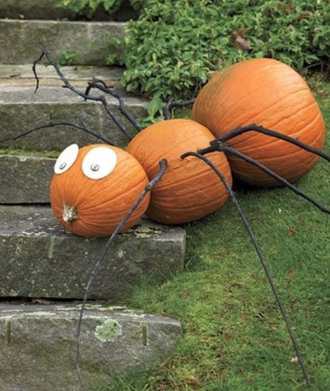 Diy Halloween Dekoration, Halloween Outdoor Decoration, Creative Halloween Decorations, Halloween Diy Outdoor, Halloween Crafts Preschool, Homemade Halloween Decorations, Halloween Pumpkins Painted, Diy Halloween Decor, Halloween Tattoo