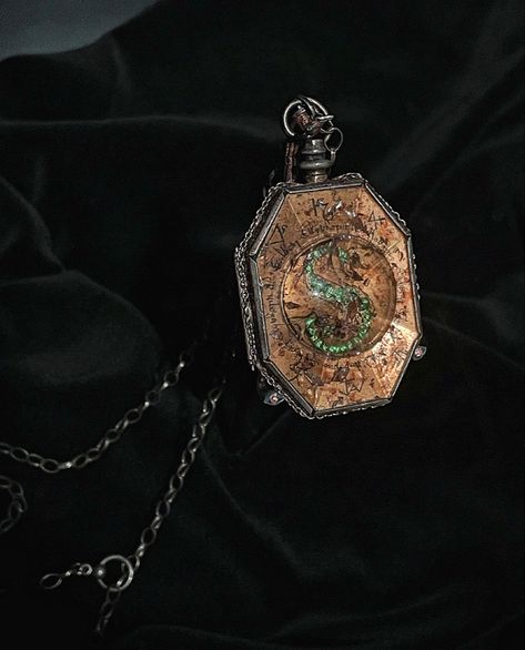 Harry Potter And The Deathly Hallows Aesthetic, Salazar Slytherin Locket, Horcrux Aesthetic, Harry Potter And The Deathly Hallows, Harry Potter Horcruxes, Horcruxes Harry Potter, Harry Potter Locket, Locket Aesthetic, Horcrux Locket