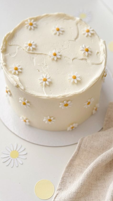 Easy Flower Birthday Cake, Birthday Cake Margarita, August Cake Ideas, Birthday Cake Daisy, Margarita Birthday Cake, 31 Birthday Cake, Daisy Cake Birthday, Birthday Cake At Home, Daisy Birthday Cake