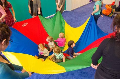 babies parachute 2 Parachute Games, Baby Storytime, Toddler Storytime, Early Childhood Program, Baby Sensory Play, Farm Birthday Party, Daycare Activities, Baby Steps, Baby Learning