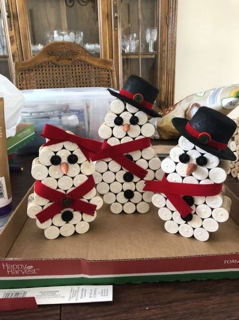 Christmas Ornaments Made From Wine Corks, Christmas Crafts Wine Corks, Cork Snowman Diy, Wine Cork Christmas Craft, Wine Cork Holiday Crafts, Snowman Cork Crafts, Cork Snowman Ornament, Thanksgiving Wine Cork Crafts, Wine Cork Projects Christmas