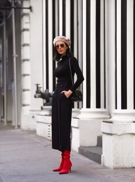 Red Ankle Boots Outfit, Red Boots Outfit, Red Ankle Boots, Boots Outfit Ankle, Nyfw Street Style, French Girl Style, Red Boots, Street Style Trends, All Black Outfit