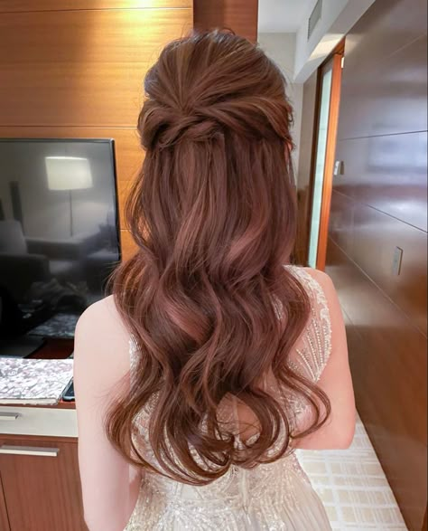 Bridal Half Down Hairstyles, Asian Hairstyles Wedding, Korean Bridesmaid Hairstyle, Korean Hairstyle For Prom, Prom Hairstyles Korean, Wedding Hairdo Half Up Half Down, Korean Formal Hairstyle, Hair Do Wedding Guest, Asian Wedding Hairstyles Half Up