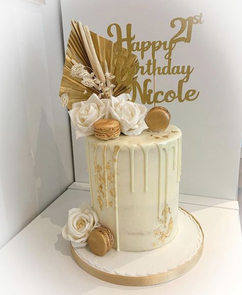 Gold And Cream Birthday Cake, White And Gold Birthday Cakes For Women, 18th Birthday Cake Gold, Nude Birthday Cake, Gold 21st Birthday Cake, Beige Birthday Cake, Gold Cake Design Birthday, Neutral Birthday Cake, Beige Cake