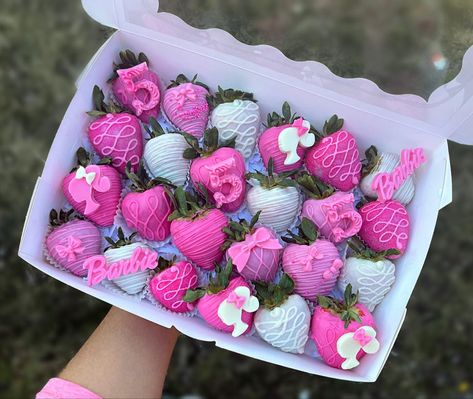 Barbie Dipped Strawberries, Barbie Themed Chocolate Covered Strawberries, Barbie Inspired Treats, Barbie Theme Dessert Table, Barbie Treats Ideas, Barbie Party Desserts, Barbie Themed Desserts, Pink Birthday Strawberries, Barbie Themed Treats