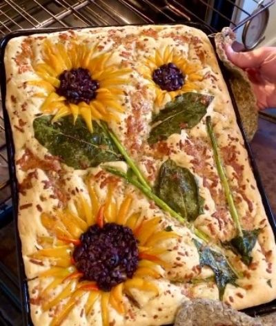 Foccacia Art Bread, Thanksgiving Focaccia Art, Autumn Focaccia, Decorative Focaccia Bread, Focaccia Bread Art Thanksgiving, Fall Focaccia Bread, Foccacia Bread Art Recipes, Fall Focaccia, Thanksgiving Focaccia