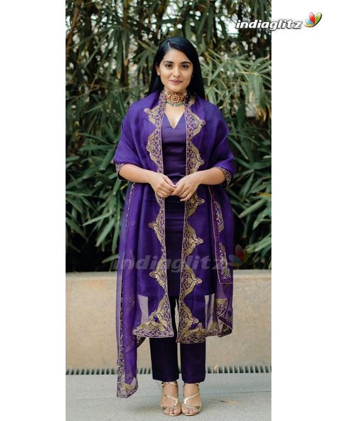 Indian Suit Designs, India Actress, Nivetha Thomas, Suit Traditional, Silk Kurti Designs, Bandhani Dupatta, Make Up Hair, Silk Kurti, Indian Designer Suits