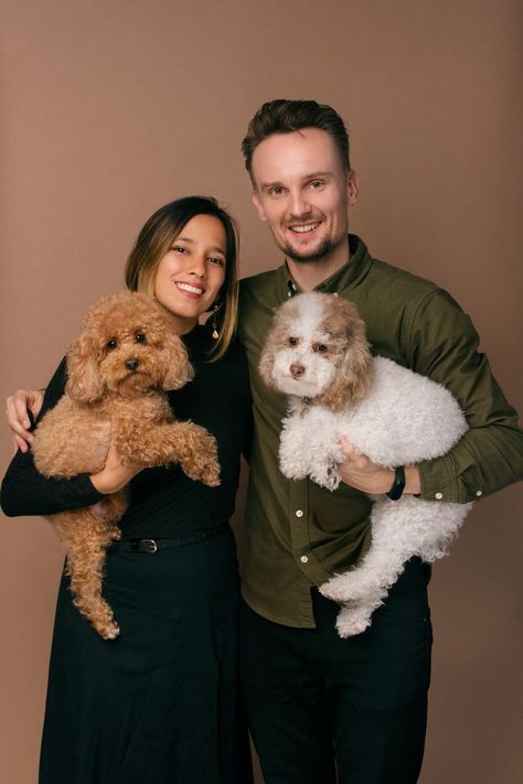 Studio Family Portraits With Dog, Family Photos With Pets, Pet Poses, Pet Family Photos, Headshots Studio, Headshot Studio, Actors Headshots, Studio Family Portraits, Family Photo Studio