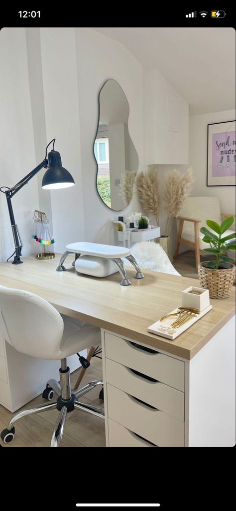 Nail Desk Ideas, Decor Nail Salon, Desain Salon Kuku, Nail Technician Room, Nail Room Ideas, Nail Salon Interior Design, Tech Room, Nail Salon Interior, Beauty Room Salon