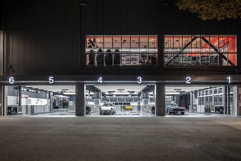 A PIT AUTOBACS SHINONOME_03 Garage Ideas Storage, Storage Garage Ideas, Car Mechanics Garage, Workshop Architecture, Garage Design Interior, Garage Storage Ideas, Car Wash Business, Mechanical Workshop, Automotive Shops