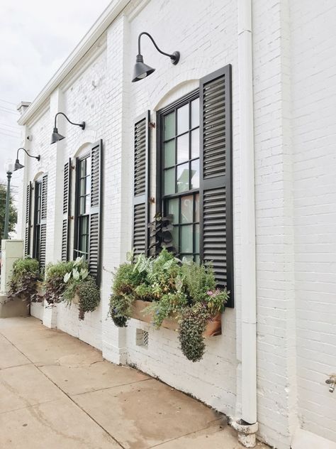 Shutters And Window Boxes, Jendela Vintage, Magnolia Homes Paint, Window Shutters Exterior, Farmhouse Shutters, Home Designs Exterior, Exterior Window, Black Shutters, House Shutters