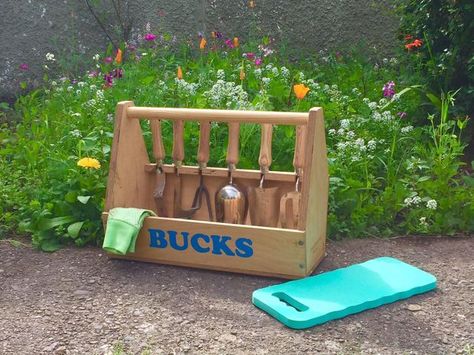 After purchasing a set of beautiful Kent & Stowe garden tools, I needed an equally beautiful box to put them in. So I made one from scratch! Yard Tool Storage Ideas, Stowe Gardens, Pallet Tool, Garden Tool Box, Garden Hose Storage, Garden Tool Holder, Garden Tool Rack, Garden Hose Holder, Wooden Tool Boxes