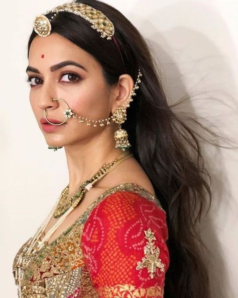 Hairband Maang Tikkas That We Are Loving Off Late! Rajasthani Bride, Rajasthani Dress, Bridal Jewellery Inspiration, Kriti Kharbanda, Indian Bridal Dress, Indian Woman, Bridal Fashion Jewelry, Indian Bridal Fashion, Indian Bridal Outfits