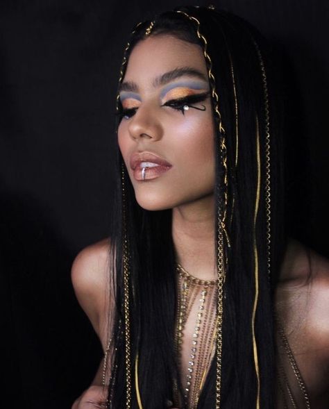 Easy Cleopatra Outfit, Cleopatra Halloween Costume Makeup, Easy Cleopatra Makeup, Egyptian Halloween Makeup, Cleopatra Cosplay Costume, Metallic Halloween Costume, Egypt Makeup Cleopatra, Halloween Costumes Egypt, Egyptian Baddie