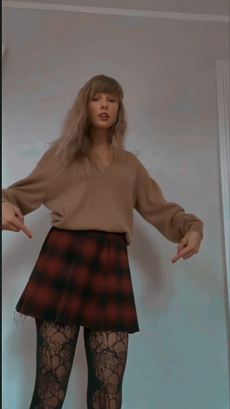 taylor swift Taylor Swift Casual, Cold Outfit, Estilo Taylor Swift, Autumn Fits, Taylor Swift Outfits, Taylor Swift Red, Red Taylor, October 27, Taylor Swift Wallpaper