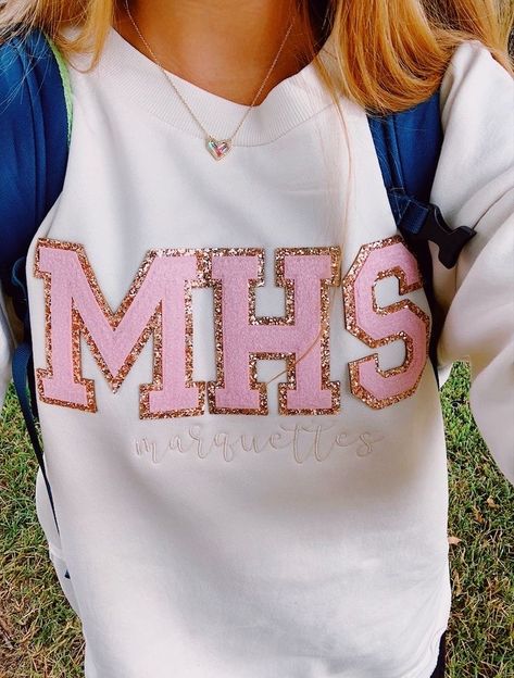 Senior Sweatshirts, Senior Year Fun, Preppy School, School Sweatshirts, School Spirit Shirts, Senior Shirts, Preppy Lifestyle, Diy Sweatshirt, Casual Preppy Outfits