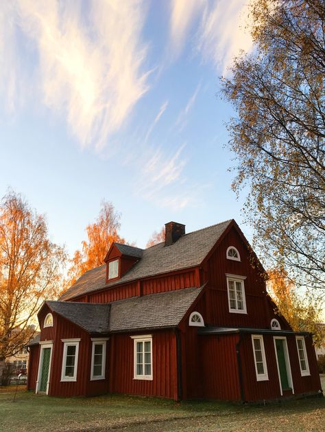 New free stock photo of wood building trees #freebies #FreeStockPhotos Property Ideas, Home Buying Tips, Roofing Contractors, Red House, Good House, Real Estate Buying, Décor Diy, Buying Property, Selling Real Estate