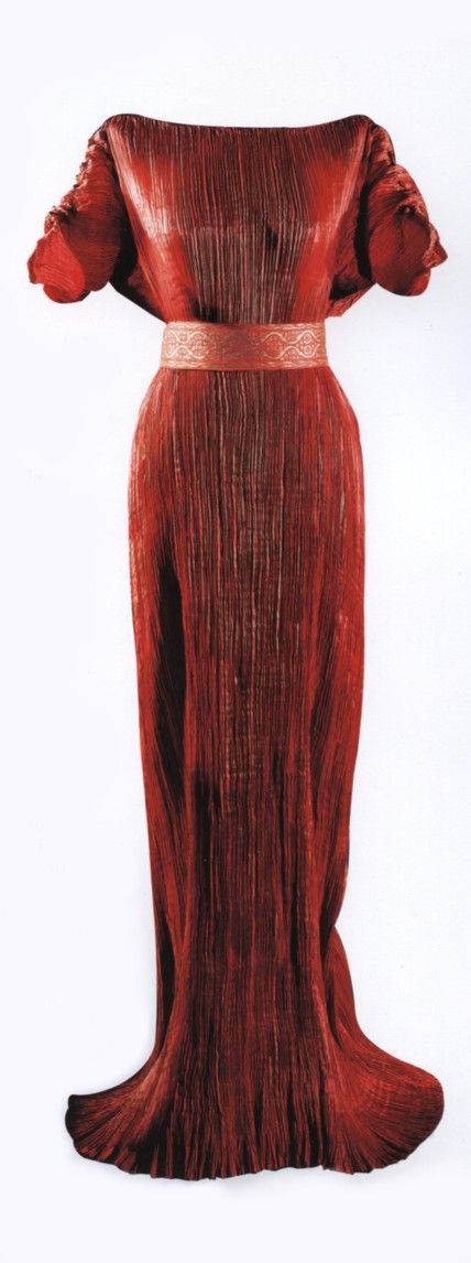 MARIANO FORTUNY, The Delphos dress is a creation by Spanish artist Mariano Fortuny. His invention of Delphos dress is a reinterpretation of the Iconic chiton, which was a simple tunic type used in Greece until the beginning of our era . The creation of the patented Delphos dress with the number 408629 was in Paris in 1909. Delphos Gown, Fortuny Delphos, 1930 Fashion, Vintage Gowns, 1930s Fashion, Antique Clothing, Vintage Couture, Edwardian Fashion, Vintage Vogue