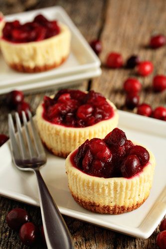 the perfect mini cheesecake Individual Cheesecake Recipes, Individual Cheesecakes, Brownie Desserts, Mini Cheesecakes, Yummy Sweets, Cranberry Sauce, Food Cakes, Mini Desserts, Perfect Desserts