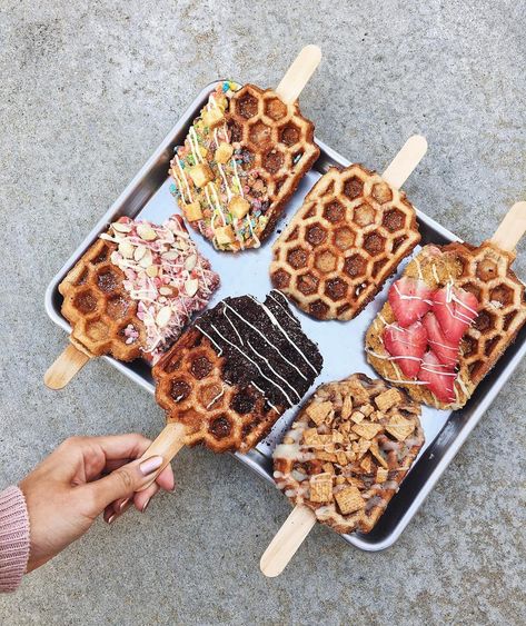 Waffles On A Stick, Waffle Pops, Kue Macaroon, Food Truck Business, God Mat, Deilig Mat, Food Platters, Food Trucks, Cafe Food