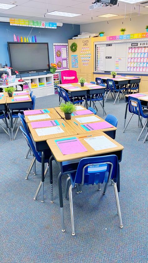 Grade Three Classroom Setup, School Desks Classroom, Classroom Student Desk Setup, Grade R Classroom Decor, Stage 3 Classroom Setup, Teaching Rooms In A House, Multi Grade Classroom Setup, Elementary Classroom Colorful, 6 Grade Classroom Decor