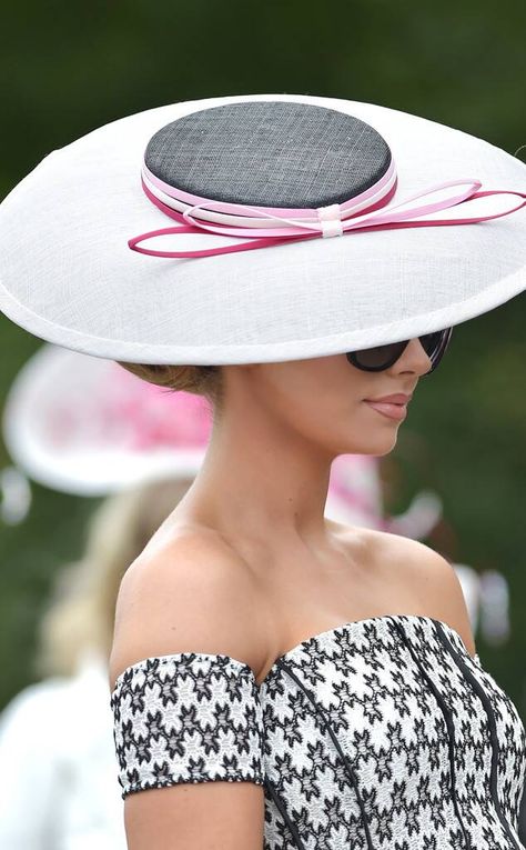 Royal Ascot Fashion, Derby Fashion, Royal Ascot Hats, Ascot Hats, Types Of Hats, Races Fashion, Elegant Hats, Kentucky Derby Hats, Fancy Hats