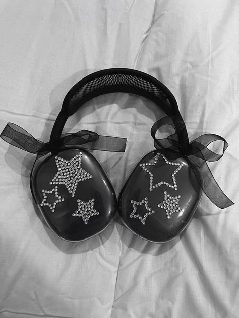 apple airpod max aesthetic | headphone decor inspiration gc, bows, headphone aesthetic, star stickers, coquette aesthetic, bedazzled, rhinestone #appleheadphones #aesthetic #stars #decorinspo Apple Headphones Max Aesthetic, Airpod Max Coquette, Aesthetic Apple Headphones, Airpod Max Stickers Aesthetic, Apple Max Headphones Aesthetic, Apple Airpods Max Aesthetic Outfits, Headphone Decoration Aesthetic, Airpod Maxes Aesthetic, Ribbons On Headphones