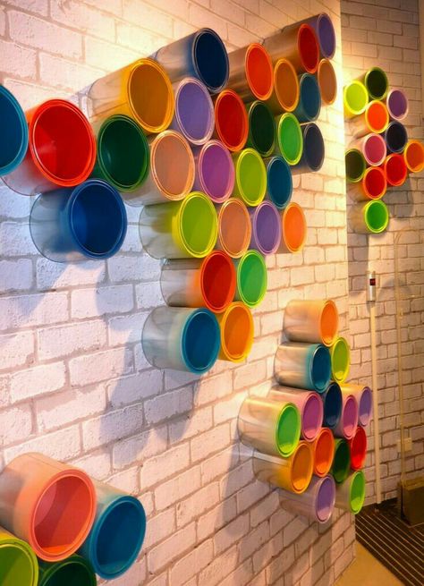 Art Display Panels, Store Window Displays, Showroom Design, Graffiti Wall Art, Storing Paint, Circular Design, Salou, Store Displays, Paint Shop