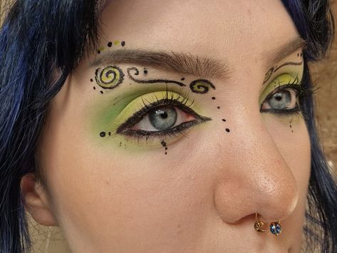 Green eyeshadow swirl eyeliner graphic liner summer makeup Crazy Graphic Liner, Trans Makeup Looks, Plant Eyeliner, Funky Makeup Looks Eyeshadows, Swirl Eye Makeup, Cute Green Makeup Looks, Green Birthday Makeup, Colorful Grunge Makeup, Swirly Eyeliner