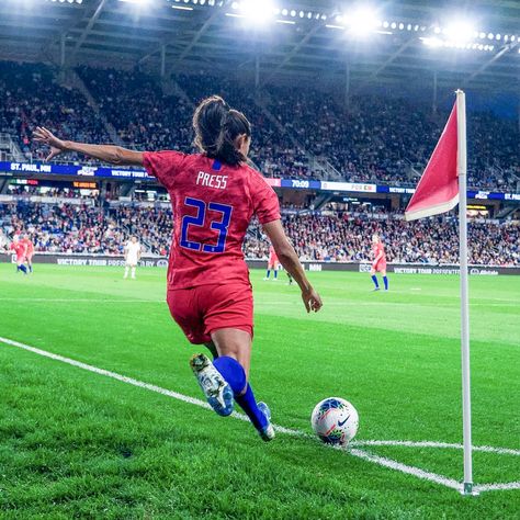 Women Football Aesthetic, Christen Press, Uswnt Aesthetic, Soccer Quotes Girls, Usa Womans Soccer, England Women’s Football, Usa Soccer Team, Soccer Hair, Us Women's National Soccer Team