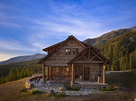 This breathtaking rustic mountain retreat was designed by Miller Architects along with custom builder Yellowstone Traditions, located in Big Sky, Montana. Old Log Cabin, Mountain Home Exterior, Rustic Log Cabin, Rustic Exterior, Rustic Luxe, Rustic Retreat, Rustic Home Design, Log Cabin Homes, Mountain Homes