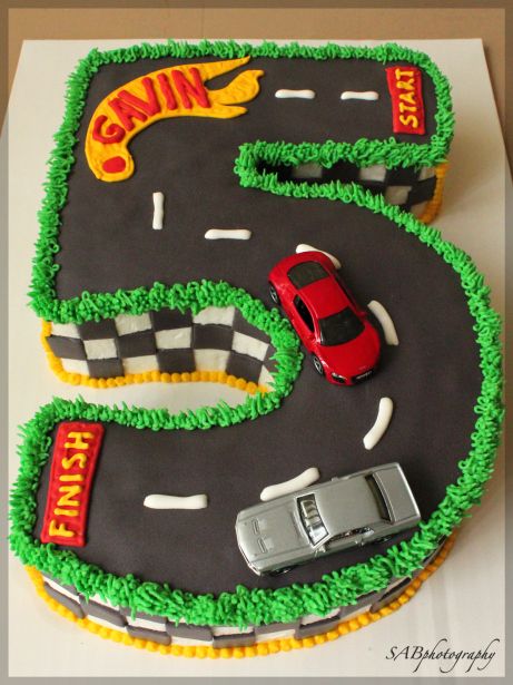 fun idea for a boys 5th birthday party cake. One should be able to use butter icing and/or fondant icing for the decorating Hot Wheels Cake, Wheel Cake, Hotwheels Birthday Party, Hot Wheels Party, Hot Wheels Birthday, Race Car Birthday Party, Race Car Birthday, Car Birthday, Car Cake