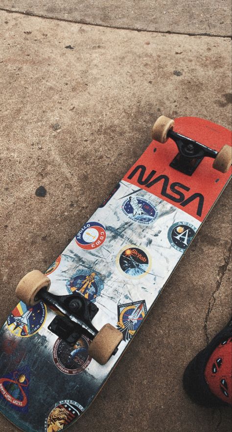 Skate Wallpaper, Skateboard Wallpaper, Skate Vibes, Skate Helmet, Skate Boards, Skateboard Pictures, Skateboarding Tricks, Skateboard Aesthetic, Skateboard Deck Art