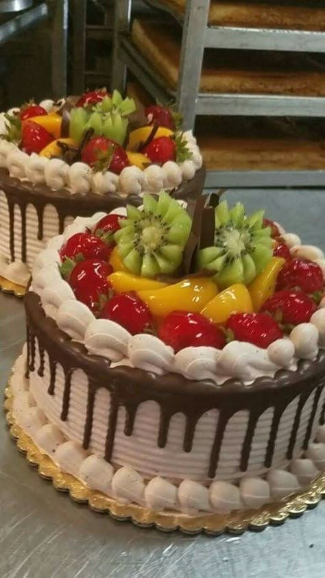 Fruitcake Decoration Ideas, Tres Leches With Fruit, Tres Leches Cake Decoration Ideas, Fruit Cake Decoration, Fruit Topped Cake, Cake Tres Leches, Chocolate Covered Strawberry Cake, Fruit Birthday Cake, Fruit Cake Design