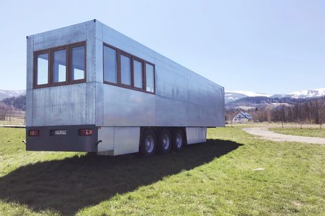 Semi-trailers transform into luxury caravans in Poland’s first mobile hotel chain concept! - Yanko Design Trailer Tiny House, Luxury Caravans, Semi Truck Trailer, Truck House, Hotel Concept, Hotel Chain, Trailer Home, Hotel Project, Semi Trailer