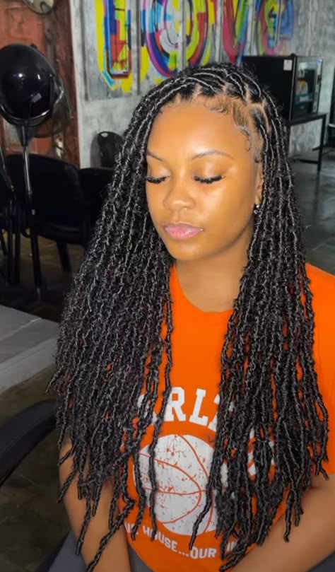 Soft Locs With Color In The Back, Baddie Soft Locs, Faux Locs Mid Back Length, Soft Locs Hairstyles Medium Length, Soft Locks Hairstyle, Mid Back Soft Locs, Medium Length Soft Locs, Soft Locs Medium Length, Faux Locs Medium